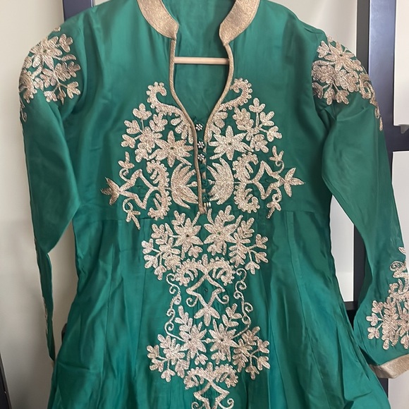 Gorgeous Emerald Green Anarkali kurta - Picture 4 of 7